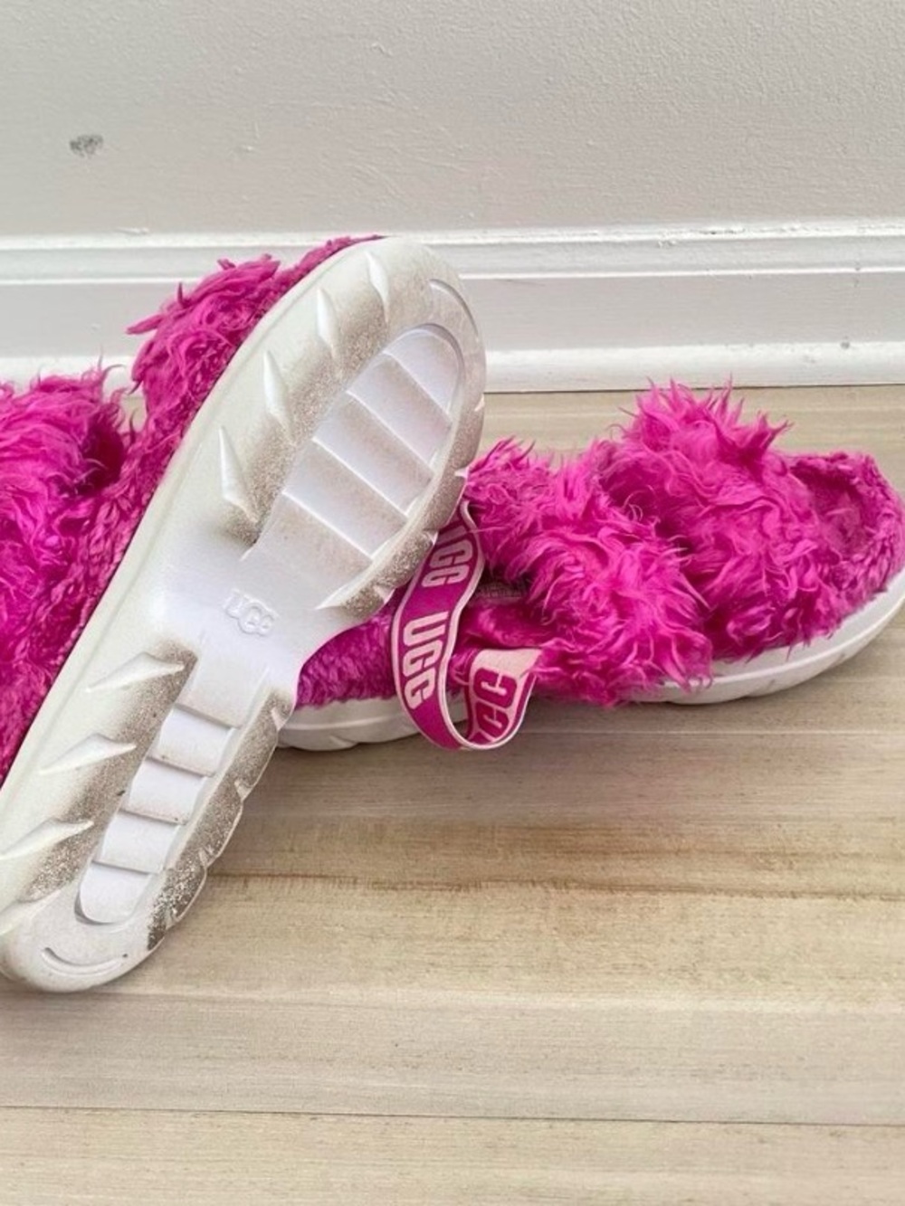 Pink shearling UGG slides with fuzzy texture - Picture 5 of 5